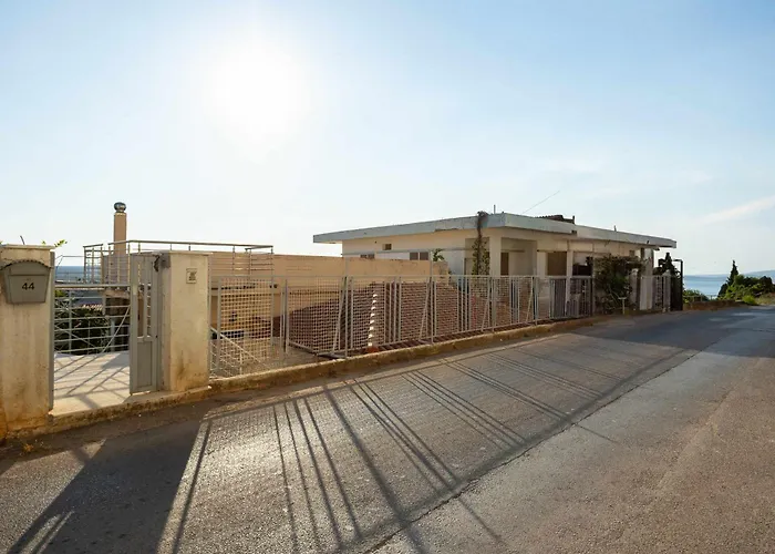 Sunset Retreat With Panoramic Sea Views *